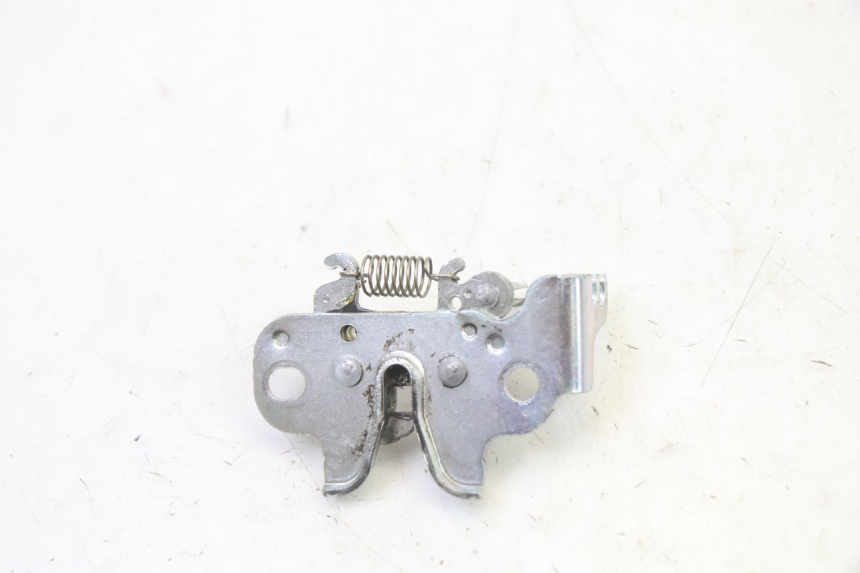 photo de SEAT LOCK SET YAMAHA XMAX X-MAX 125 (2021 - 2025) - Zoom on usage condition