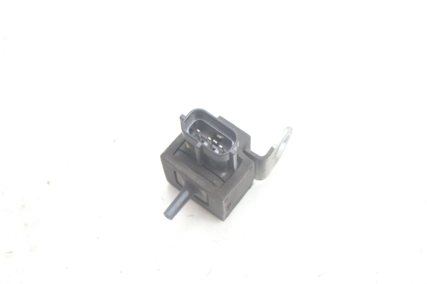 photo de AIR PRESSURE SENSOR SUZUKI BURGMAN EXECUTIVE ABS 650 (2006 - 2012) - Alternative perspective