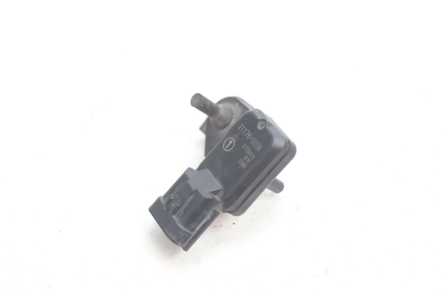 photo de AIR PRESSURE SENSOR KAWASAKI ER-6 ER6 N 650 (2005 - 2009) - Alternative perspective