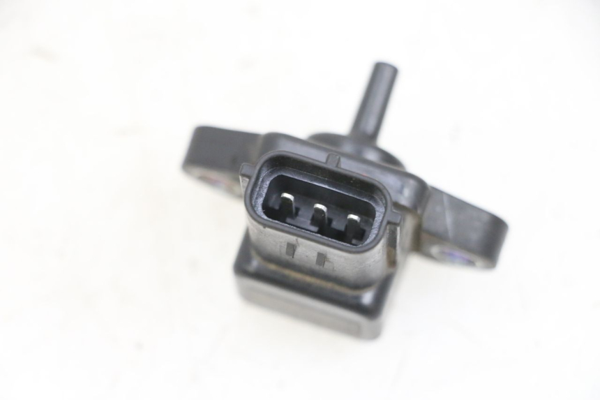 photo de AIR PRESSURE SENSOR YAMAHA FJR ABS 1300 (2006 - 2012) - Alternative perspective