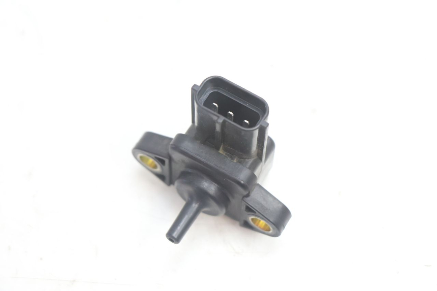 photo de AIR PRESSURE SENSOR YAMAHA FJR 1300 (2001 - 2005) - Alternative perspective