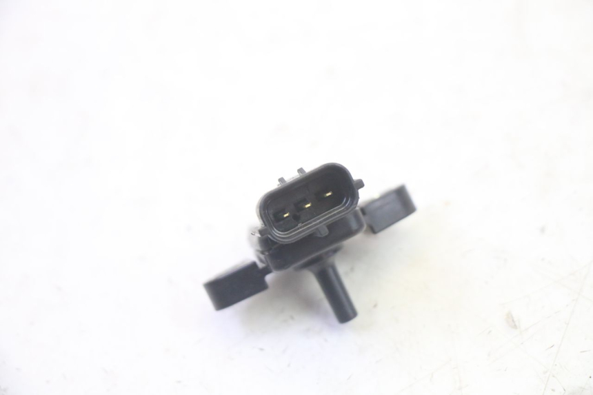 photo de AIR PRESSURE SENSOR YAMAHA FZ6 N FAZER 600 (2004 - 2006) - Alternative perspective