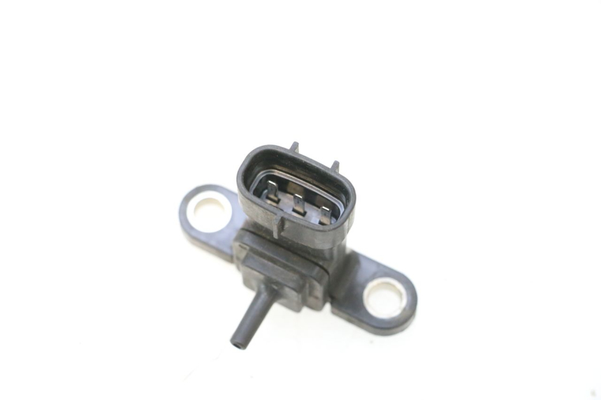 photo de AIR PRESSURE SENSOR YAMAHA X-MAX XMAX 125 (2010 - 2013) - Alternative perspective