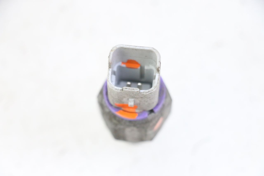 photo de OIL BRAKE PRESSURE SENSOR PIAGGIO MP3 125 (2006 - 2014) - Alternative perspective