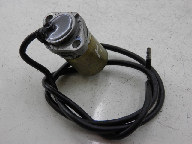 photo de OIL PRESSURE SENSOR YAMAHA FJR 1300 (2004 - 2005) - Alternative perspective