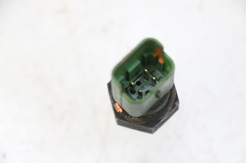 photo de WATER TEMPERATURE SENSOR PIAGGIO MP3 RL 250 (2006 - 2010) - Zoom on usage condition