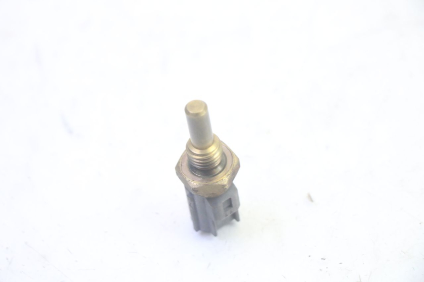 photo de WATER TEMPERATURE SENSOR YAMAHA TDM ABS 900 (2002 - 2014) - Alternative perspective
