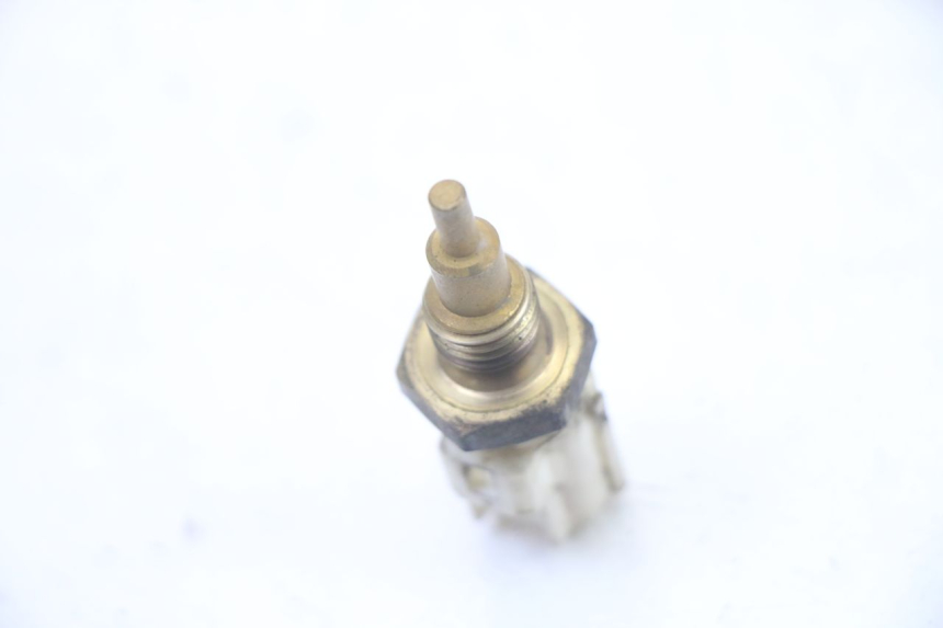 photo de WATER TEMPERATURE SENSOR YAMAHA X-MAX XMAX 125 (2010 - 2013) - Alternative perspective