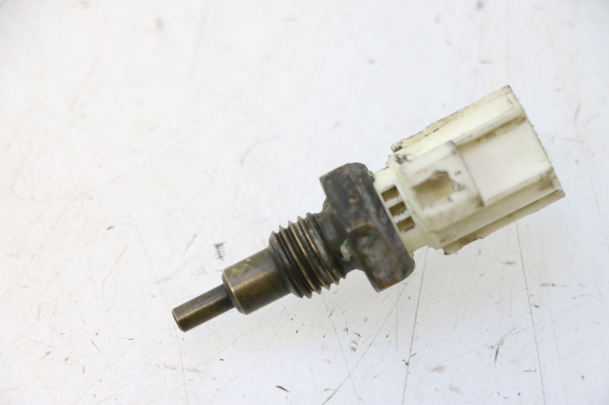 photo de WATER TEMPERATURE SENSOR YAMAHA XMAX X-MAX 125 (2006 - 2009) - Alternative perspective