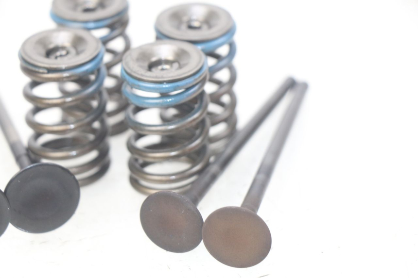 photo de ENGINE VALVE SUZUKI BURGMAN 125 (2007 - 2014) - Alternative perspective