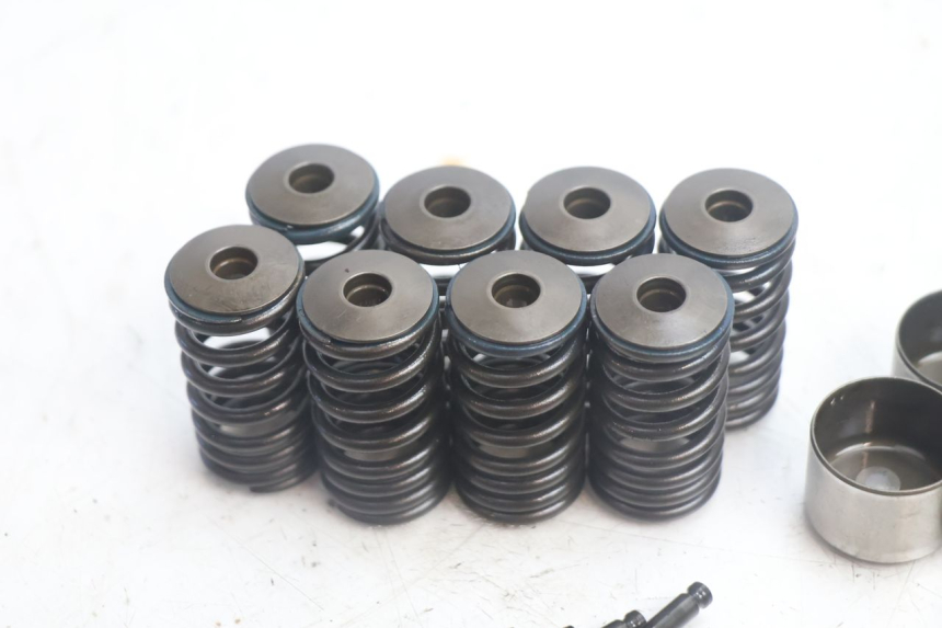photo de ENGINE VALVE SUZUKI BURGMAN EXECUTIVE ABS 650 (2006 - 2012) - Fixing points details