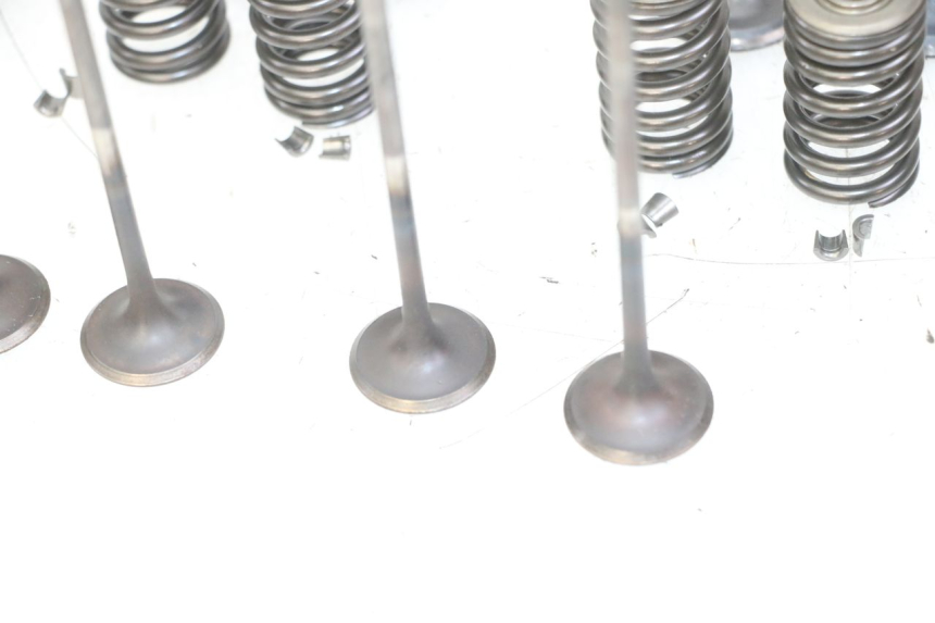 photo de ENGINE VALVE HONDA CB R 1000 (2018 - 2023) - Additional view of the item