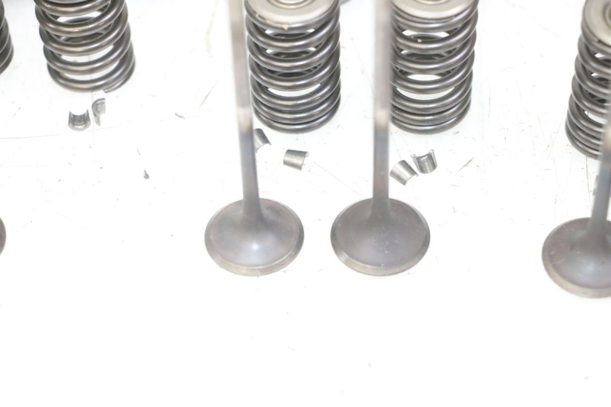 photo de ENGINE VALVE HONDA CB R 1000 (2018 - 2023) - Distinctive features