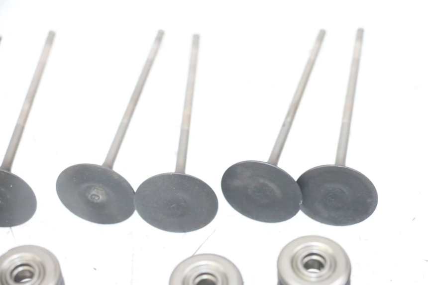 photo de ENGINE VALVE HONDA CB R 1000 (2018 - 2023) - Detailed visual inspection