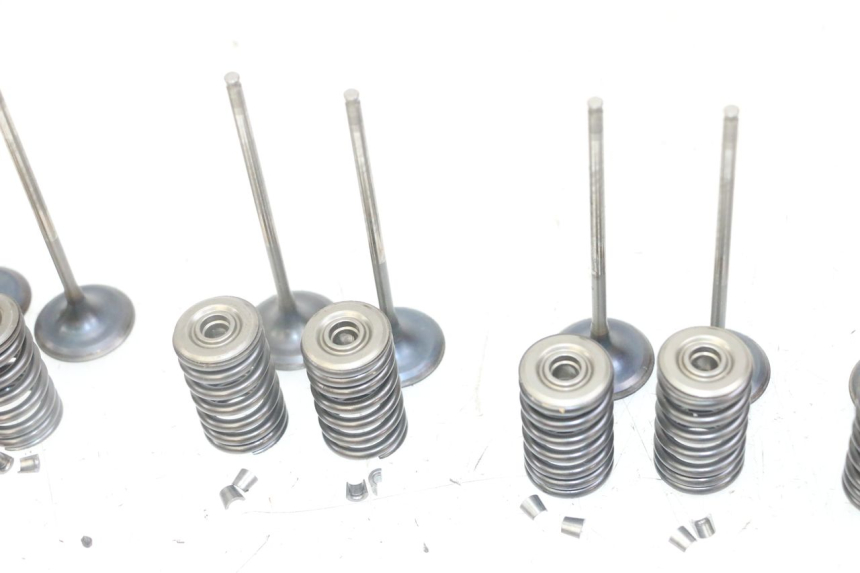 photo de ENGINE VALVE HONDA CB R 1000 (2018 - 2023) - Alternative angle