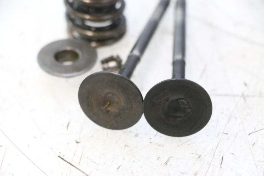 photo de ENGINE VALVE HONDA CB TWO FIFTY 250 (1991 - 2002) - Alternative perspective