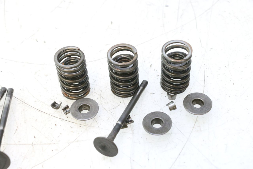 photo de ENGINE VALVE HONDA CB TWO FIFTY 250 (1991 - 2002) - Fixing points details