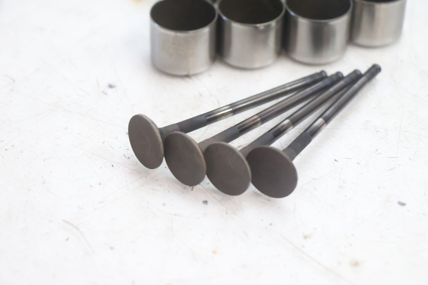 photo de ENGINE VALVE HONDA FJS SILVER WING SILVERWING 400 (2005 - 2008) - Zoom on usage condition