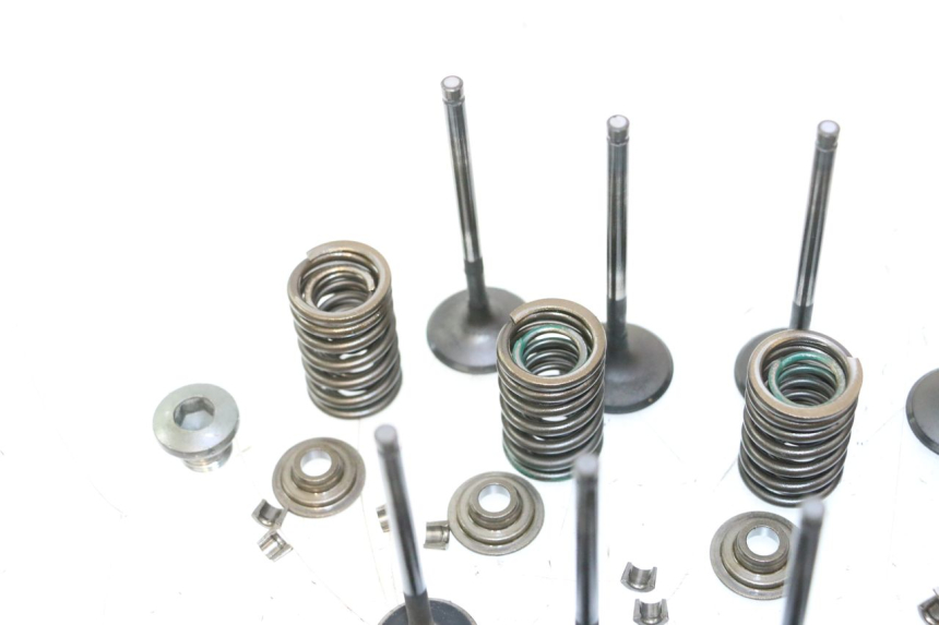 photo de ENGINE VALVE SUZUKI GSF N BANDIT 1200 (2001 - 2005) - High-resolution close-up