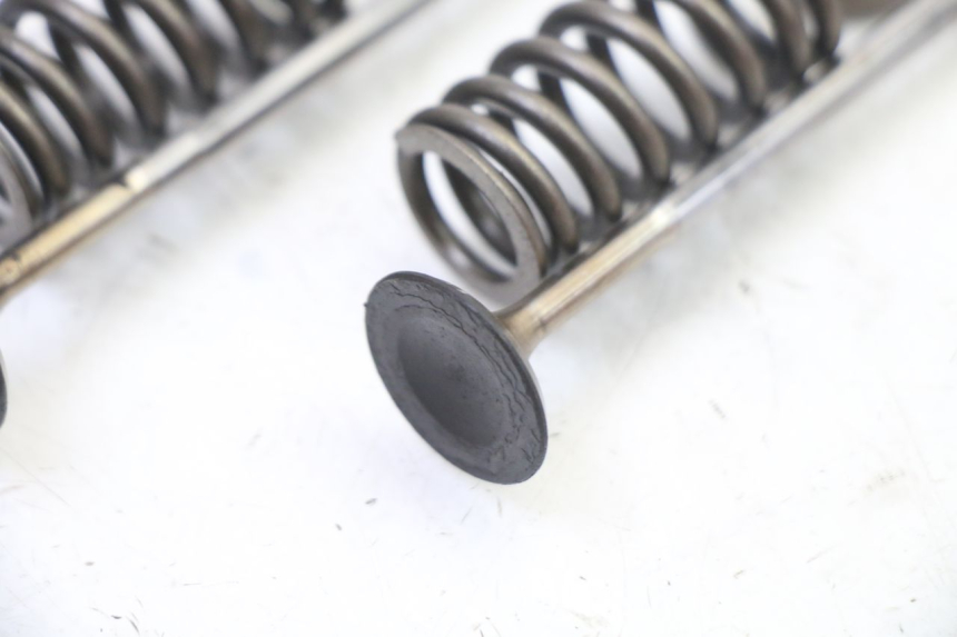 photo de ENGINE VALVE PEUGEOT SATELIS 125 (2013 - 2018) - Surface and material condition