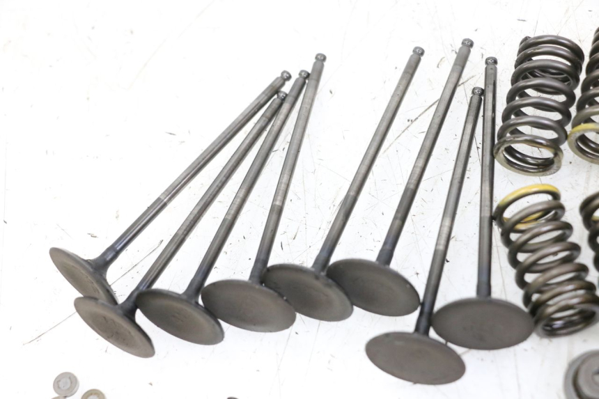 photo de ENGINE VALVE SUZUKI GSR 750 (2011 - 2017) - Fixing points details