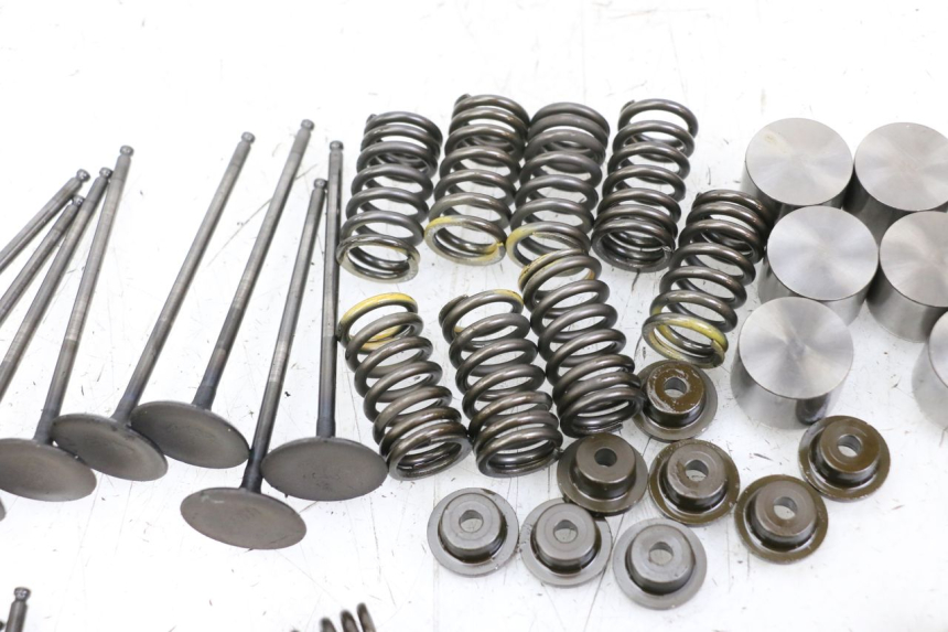 photo de ENGINE VALVE SUZUKI GSR 750 (2011 - 2017) - Surface and material condition