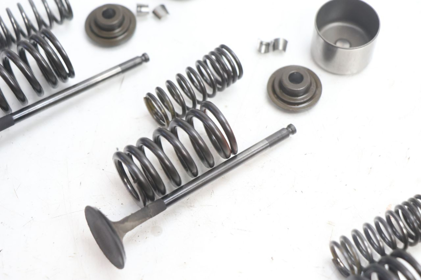 photo de ENGINE VALVE SUZUKI SV S 650 (2003 - 2009) - Technical close-up