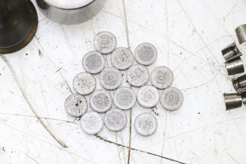 photo de ENGINE VALVE YAMAHA XJ6 600 (2008 - 2016) - Detailed visual inspection