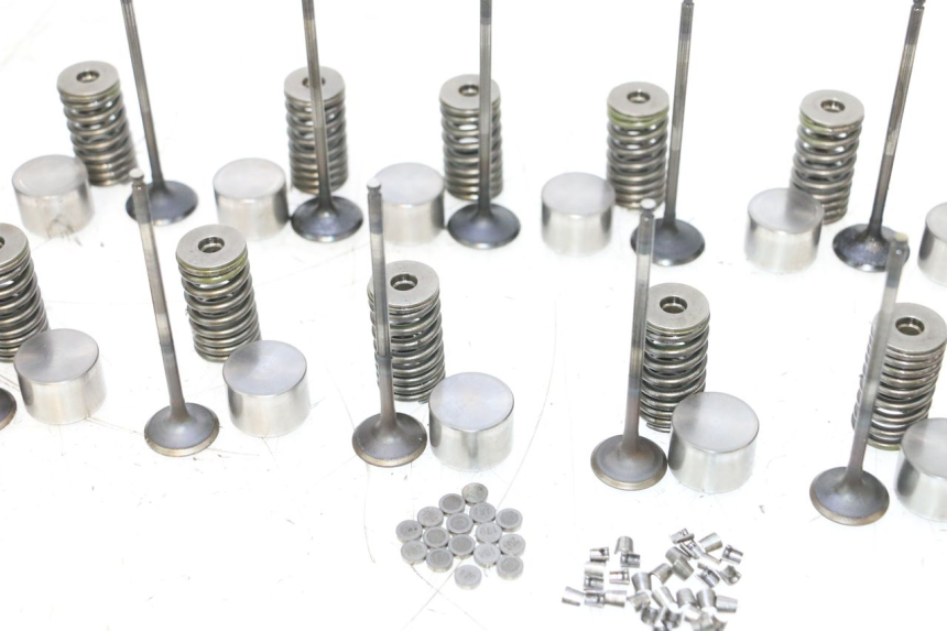 photo de ENGINE VALVE YAMAHA XJ6 600 (2008 - 2016) - Alternative angle