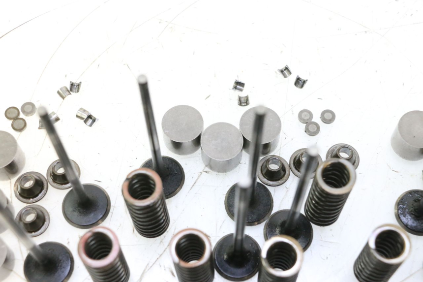 photo de ENGINE VALVE YAMAHA YZF R GENESIS 750 (1993 - 1998) - Detailed visual inspection