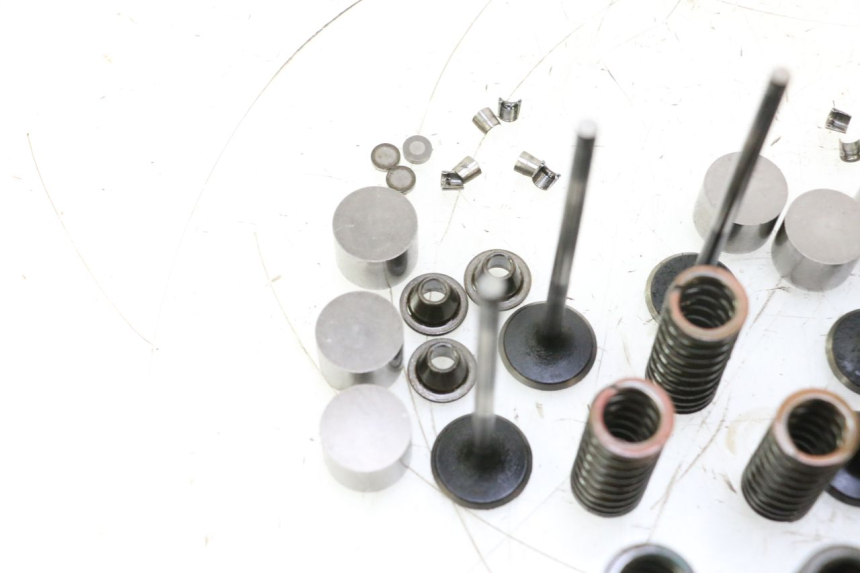 photo de ENGINE VALVE YAMAHA YZF R GENESIS 750 (1993 - 1998) - Focus on structure