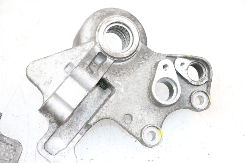 photo de FRONT CALIPER BRACKET PIAGGIO MP3 HPE 300 (2019 - 2026) - Technical close-up
