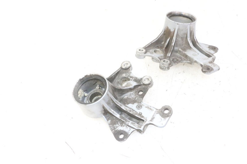 photo de FRONT BRAKE CALIPER BRACKET PIAGGIO MP3 LT 300 (2010 - 2016) - Technical close-up