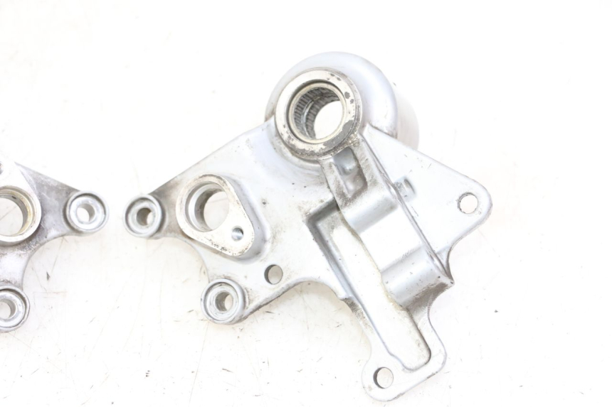 photo de FRONT CALIPER BRACKET PIAGGIO MP3 125 (2006 - 2014) - Alternative perspective