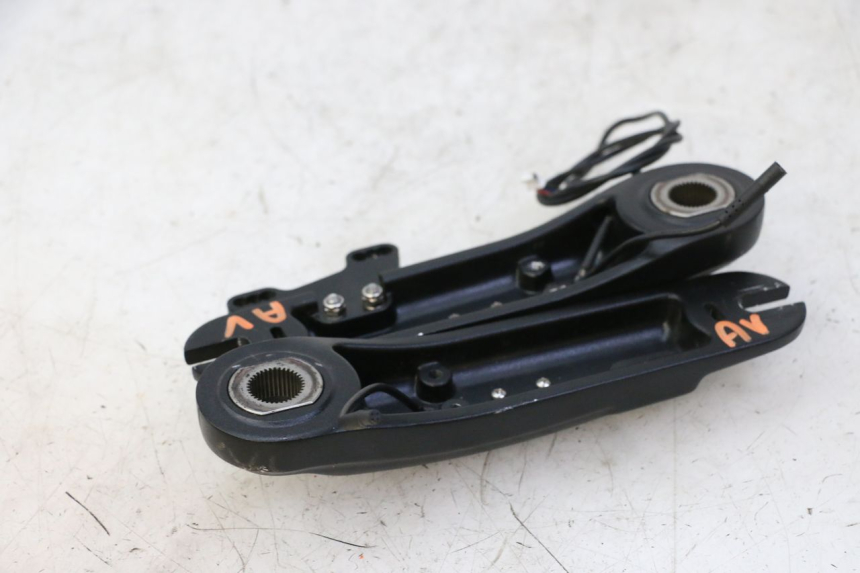 photo de FRONT BRAKE CALIPER BRACKET DUALTRON VICTOR LIMITED 1 - Component detail
