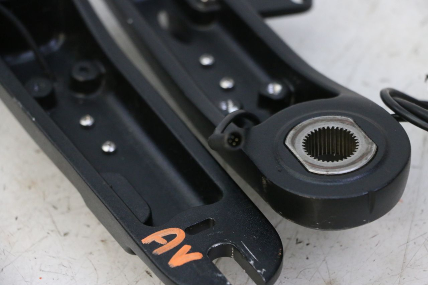 photo de FRONT BRAKE CALIPER BRACKET DUALTRON VICTOR LIMITED 1 - Zoom on usage condition