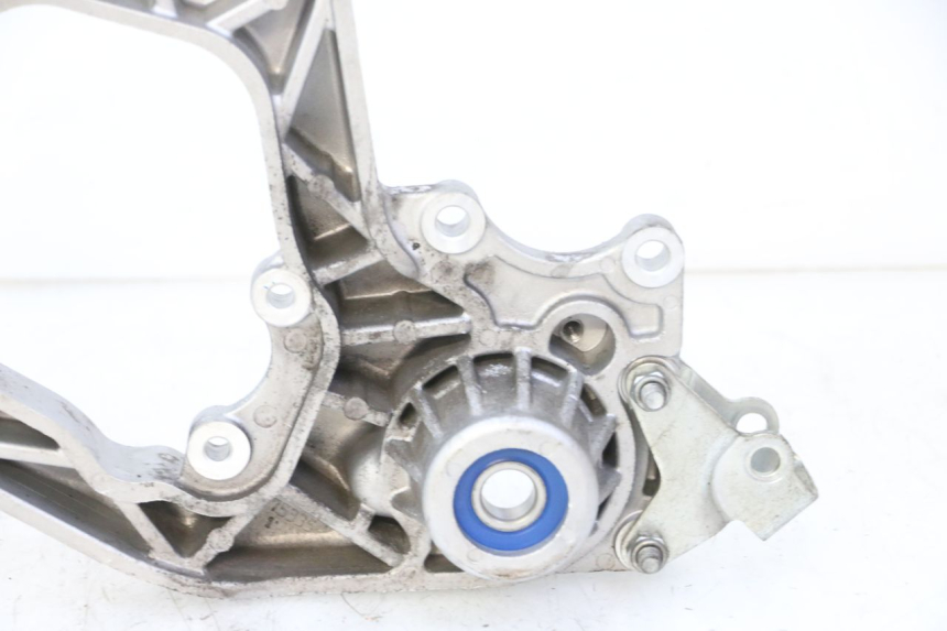 photo de EXHAUST MOUNT PIAGGIO MP3 HPE 310 (2024 - 2025) - Zoom on usage condition