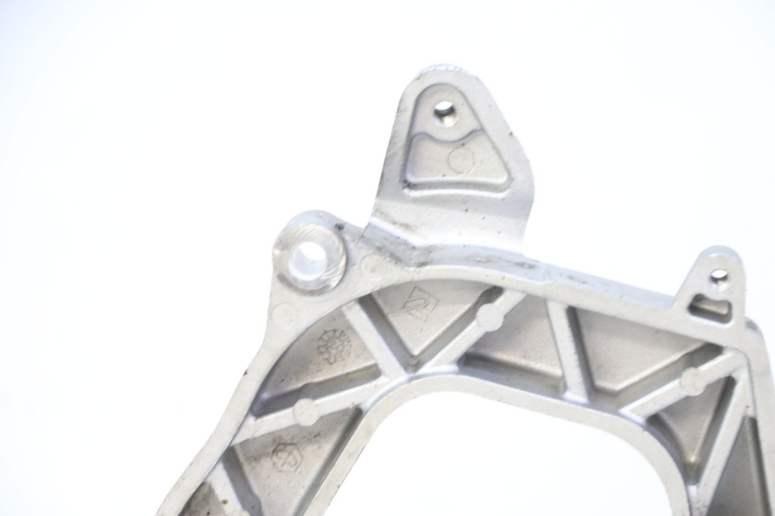 photo de EXHAUST MOUNT PIAGGIO MP3 HPE 310 (2024 - 2025) - Technical close-up