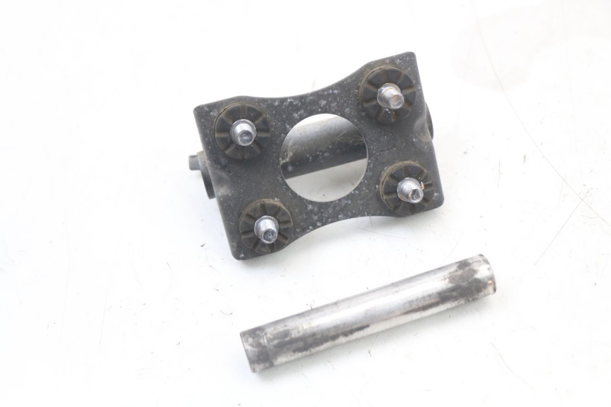 photo de FUEL TANK MOUNT SUZUKI GSR 750 (2011 - 2017) - Fixing points details