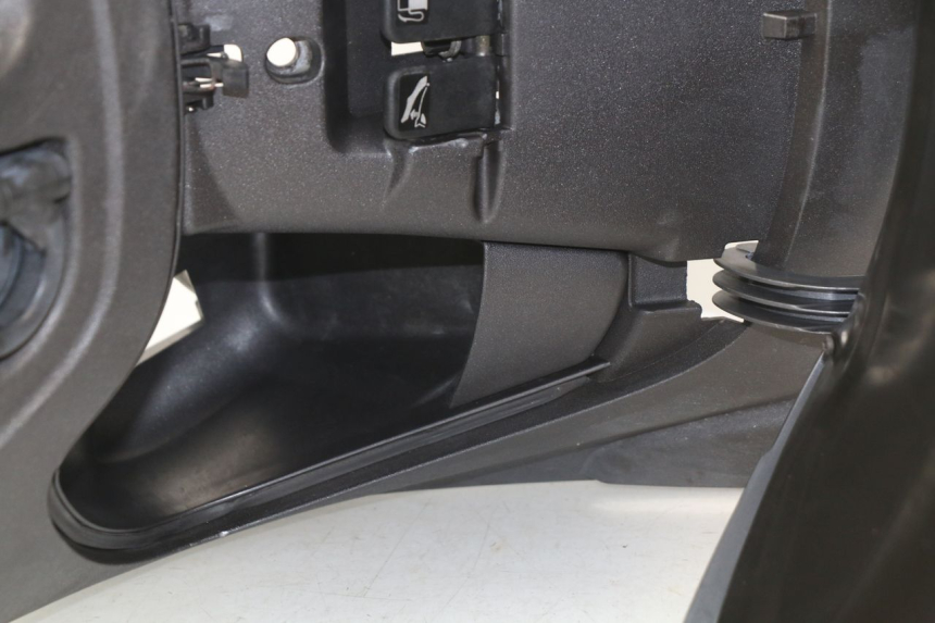 photo de INNER LEGSHIELD PIAGGIO BEVERLY 500 (2003 - 2007) - Additional view of the item