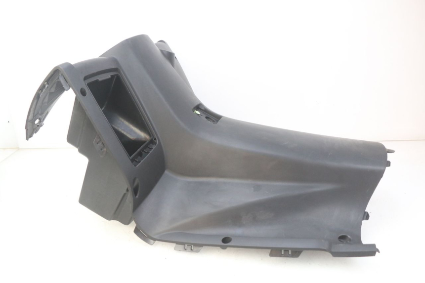 photo de INNER APRON PEUGEOT CITYSTAR 125 (2011 - 2017) - Fixing points details