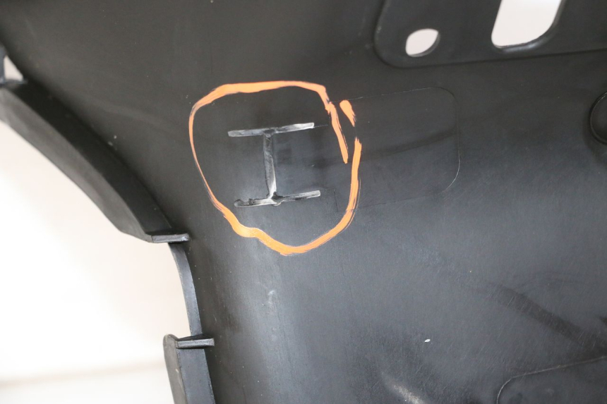 photo de INNER LEGSHIELD KYMCO DINK STREET 125 (2009 - 2014) - Fixing points details