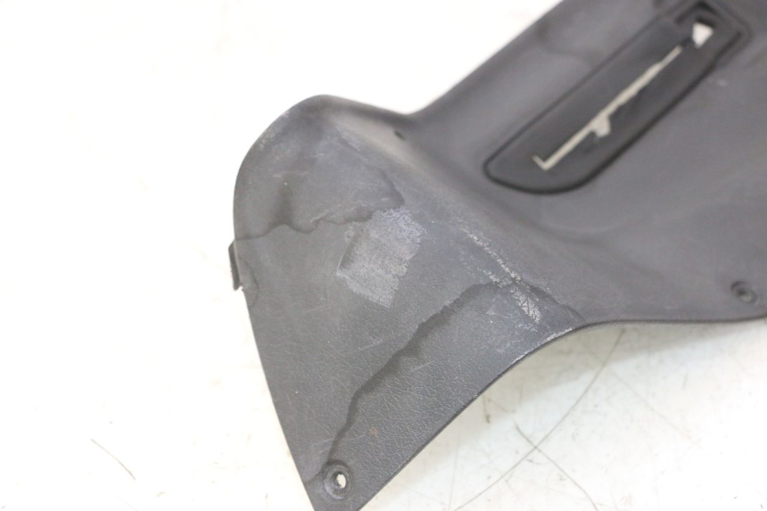 photo de RIGHT INNER LEGSHIELD GILERA GP 800 (2007 - 2013) - Alternative perspective