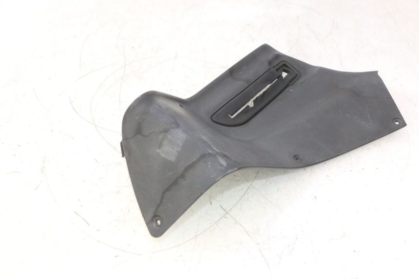 photo de RIGHT INNER LEGSHIELD GILERA GP 800 (2007 - 2013) - Technical close-up