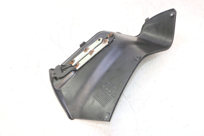photo de RIGHT INNER LEGSHIELD GILERA GP 800 (2007 - 2013) - Fixing points details
