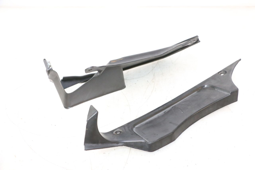 photo de RIGHT INNER LEGSHIELD KAWASAKI GPX F ZX750F 750 (1986 - 1990) - Alternative perspective