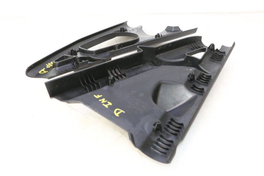 photo de RIGHT INNER LEGSHIELD CAN-AM SPYDER RS 1000 (2008 - 2012) - Alternative perspective