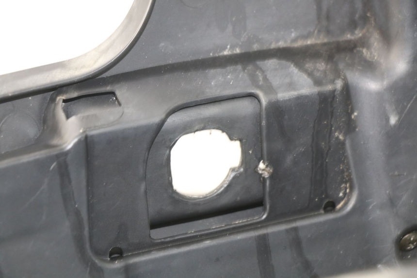 photo de INNER LEGSHIELD SYM GTS EVO 125 (2009 - 2013) - Technical close-up