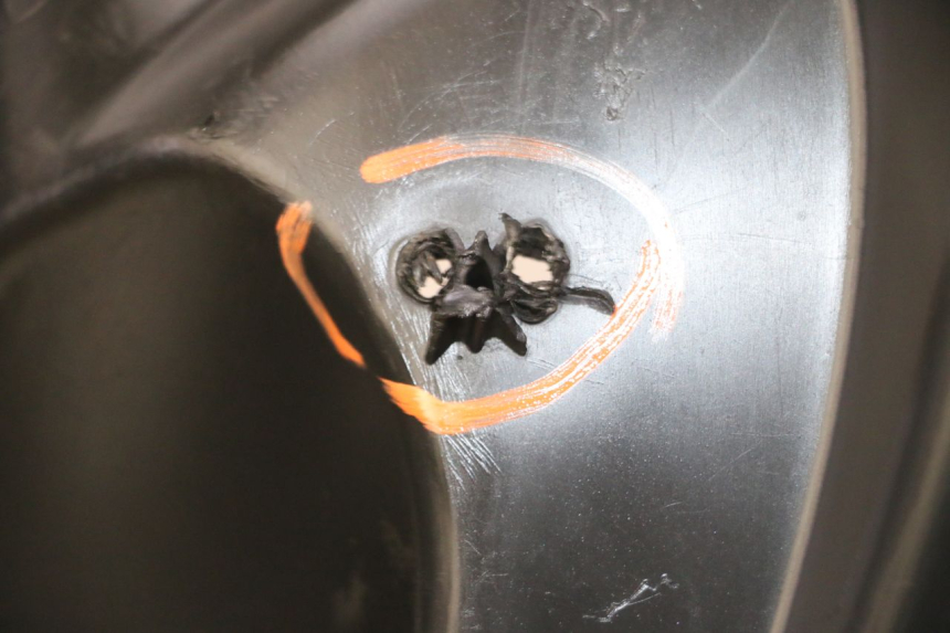 photo de INNER LEGSHIELD PEUGEOT JET FORCE CARBU 50 (2003 - 2016) - Fixing points details