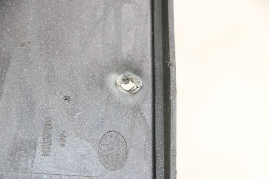 photo de INNER APRON PEUGEOT SATELIS COMPRESSOR K15 125 (2006 - 2009) - Zoom on usage condition